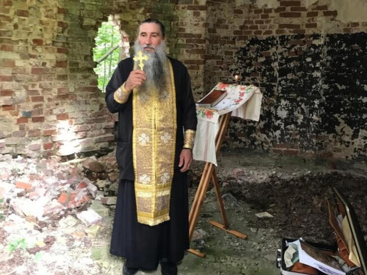Орловский священник отслужил молебен в двух разрушенных храмах