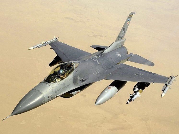 Bloomberg: первая партия самолетов F-16 поставлена Украине