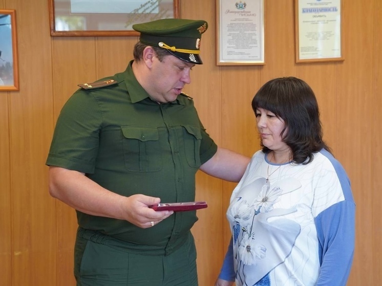 На Ямале сестре погибшего на СВО бойца вручили его орден Мужества