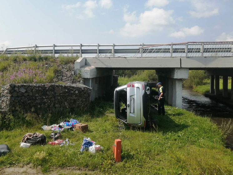 В Бурятии водитель отвлекся на телефон и вылетел с моста