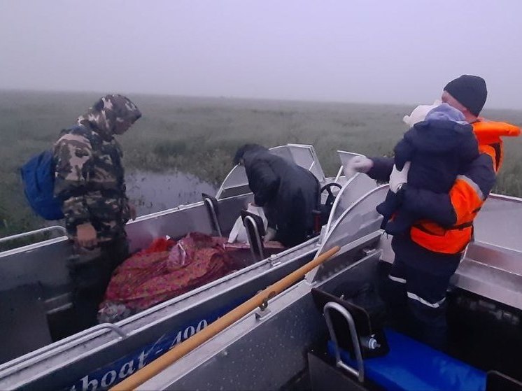 Взрослые с младенцем застряли посреди реки в лодке в ЯНАО