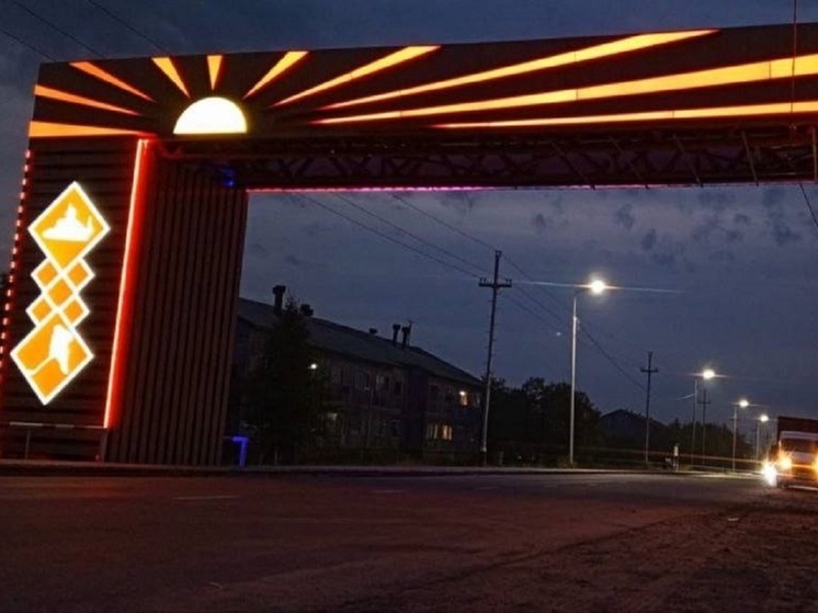 В Уренгое теплосети украсили светящейся аркой