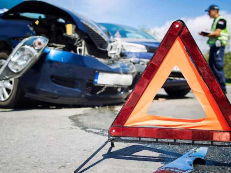 В Кирово-Чепецке произошло столкновение между автомобилями Renault Duster и BMW, в результате которого пострадали два человека.