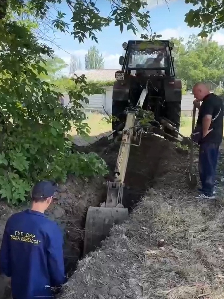 В Кировском районе Донецка прокладывают новый водопровод