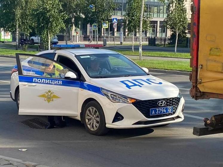 В Барнауле самокатчик попал в больницу после ДТП с двумя иномарками