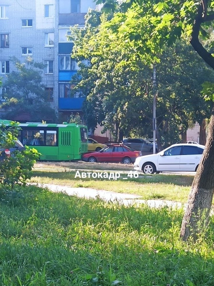 В Курске зеленый автобус попал в ДТП за 300 метров до конечной остановки