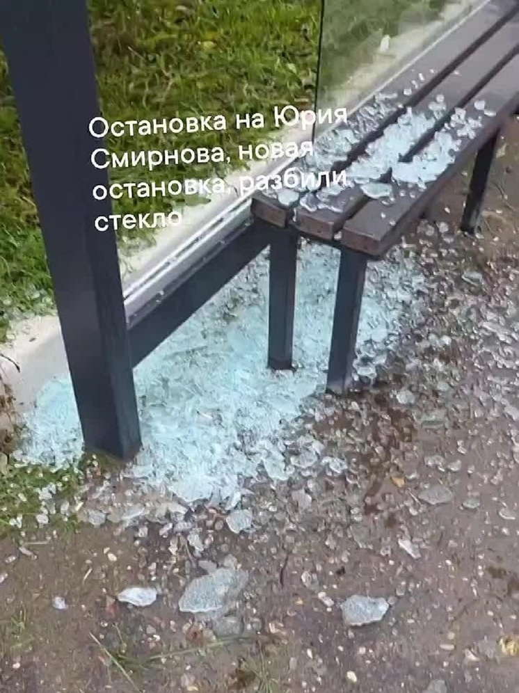 Водитель трактора разрушил остановочный павильон в Костроме