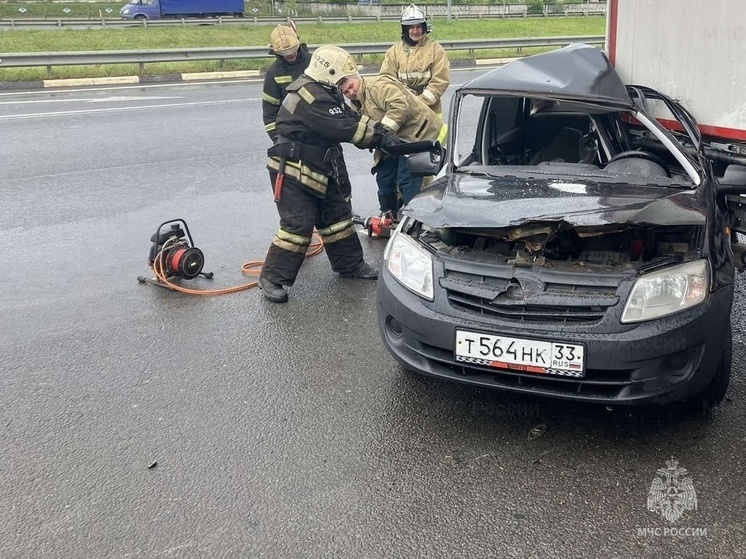 Во Владимирской области «Лада» влетела под грузовую фуру