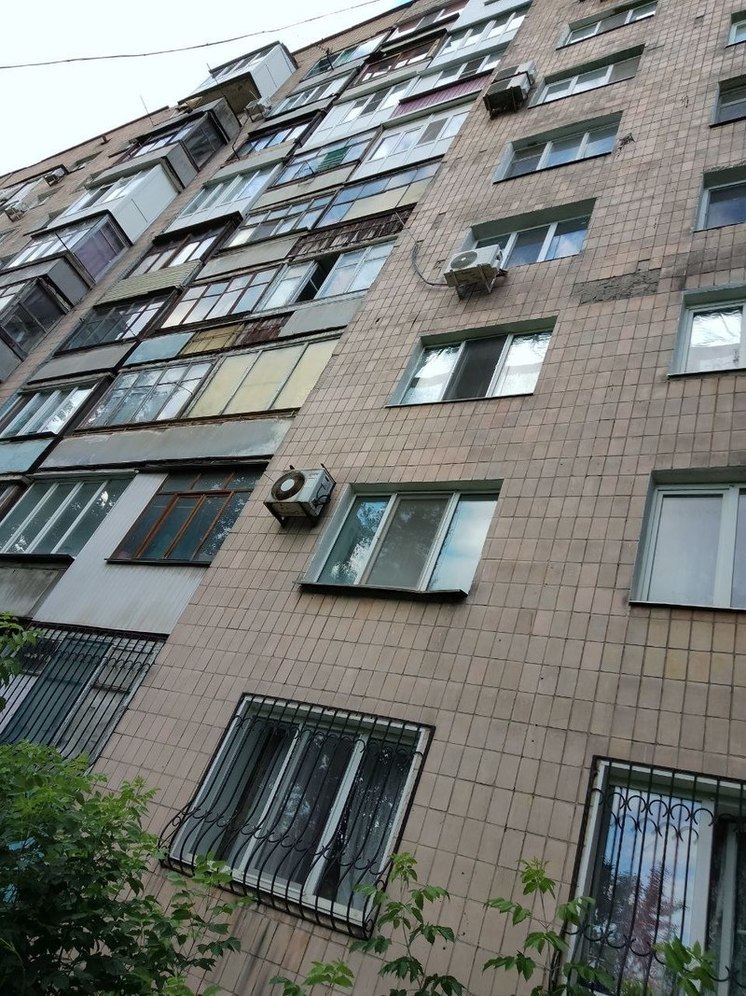 В Донецке с крыши многоэтажки сорвался подросток