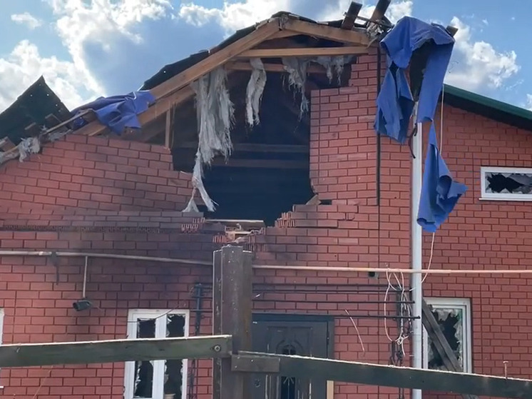 Гладков осмотрел разрушения после атак ВСУ в Краснояружском районе