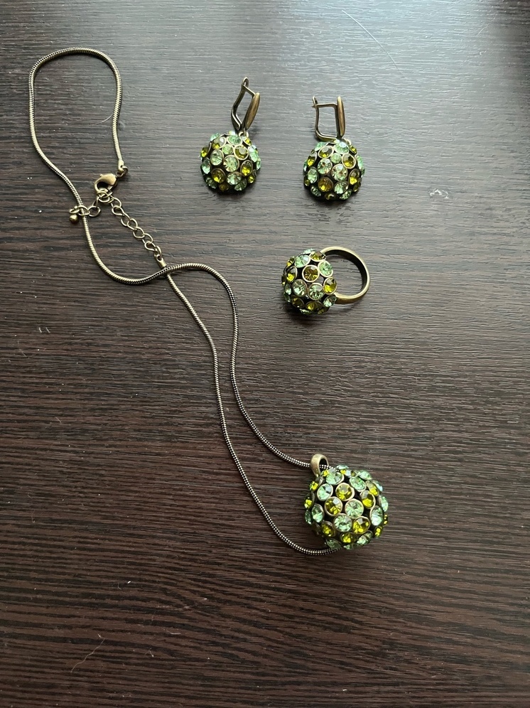 Житель Донецка под предлогом снятия порчи забрал золотые украшения у прохожей