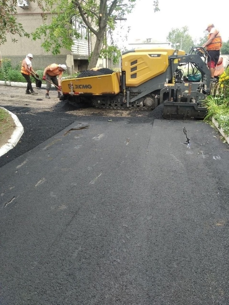В Старобешево бурятские специалисты завершают ремонт двух дорог