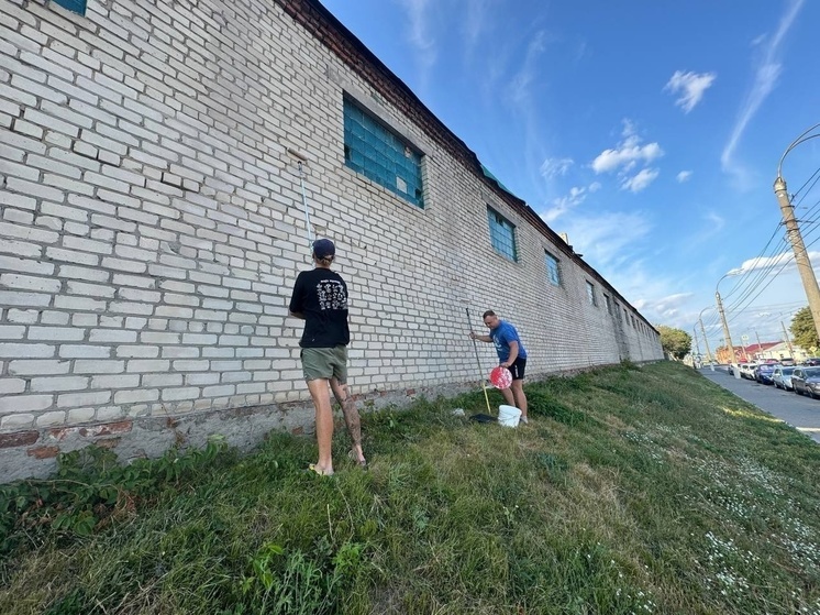 К началу осени в Курске создадут патриотические граффити на зданиях воинской части