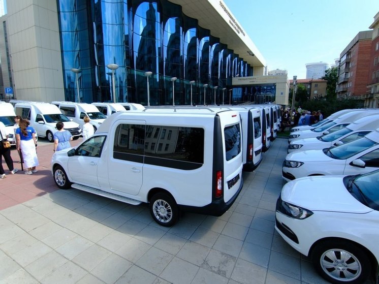 В Новосибирской области семьи с детьми из ЛНР получили автомобили Lada Granta Kub