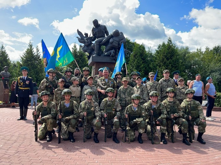 В честь Дня ВДВ у памятника «Круговая оборона» в Брянске прошел митинг