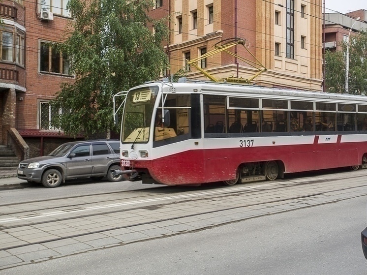 В Омске украсили общественный транспорт перед Днем города