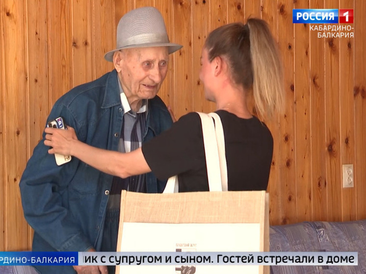 К ветерану Хочуеву в Яникой приехали гости из Мурманской области