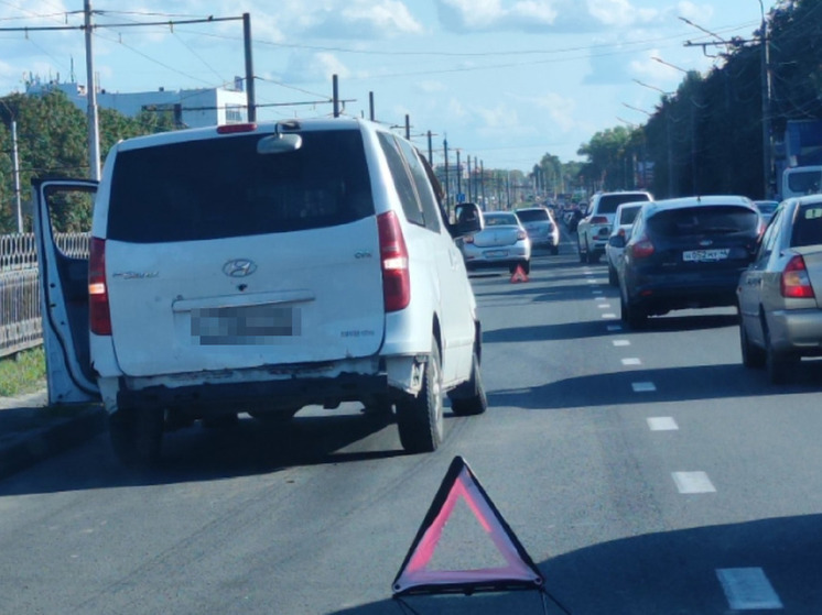 В Курске ДТП с микроавтобусом привело к транспортному коллапсу на Кулакова