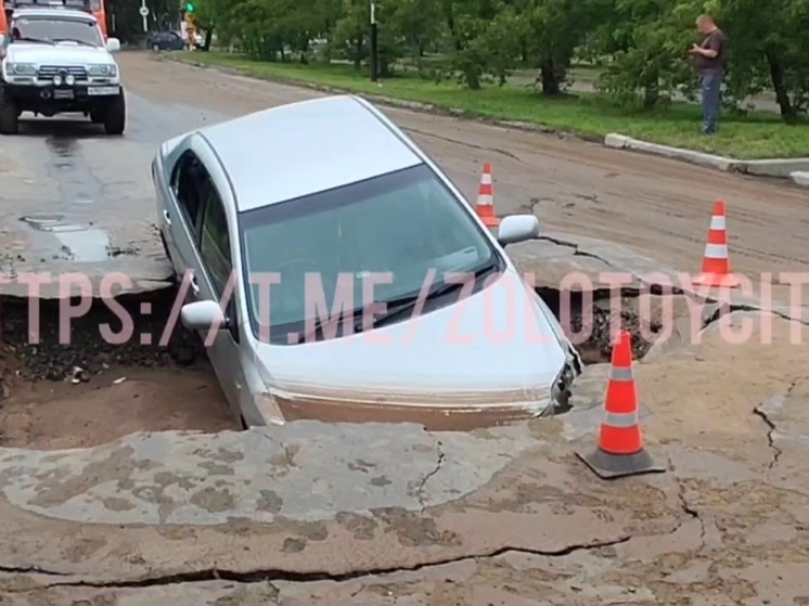  Иномарка провалилась на дороге в Хабаровске