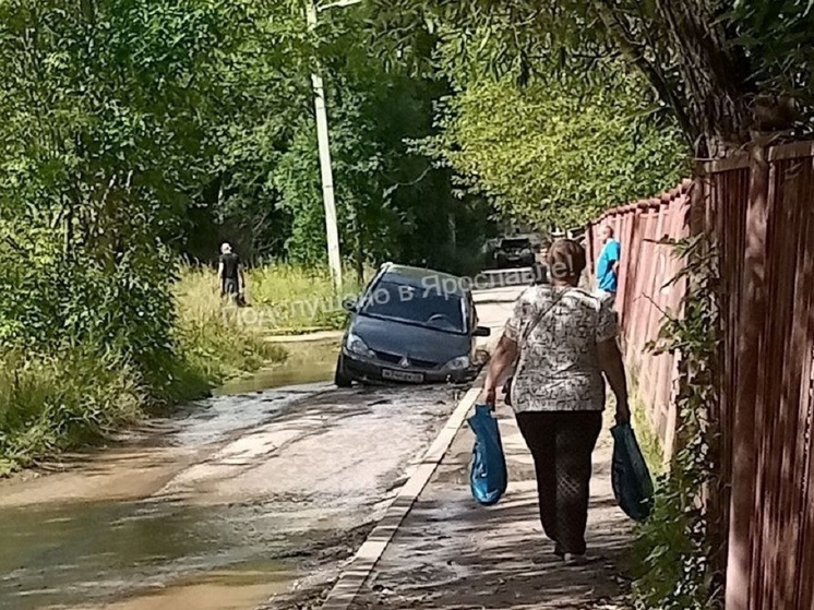 В Ярославле в яму на дороге попал автомобиль