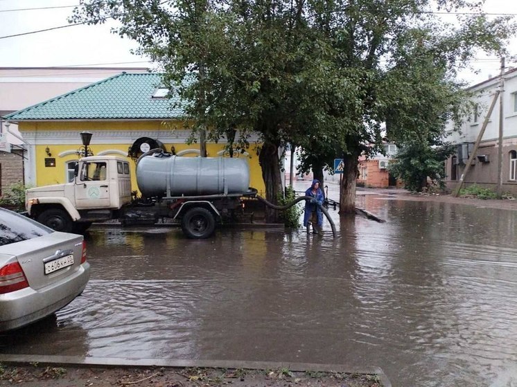 В Бурятии на улицах Улан-Удэ откачивают воду