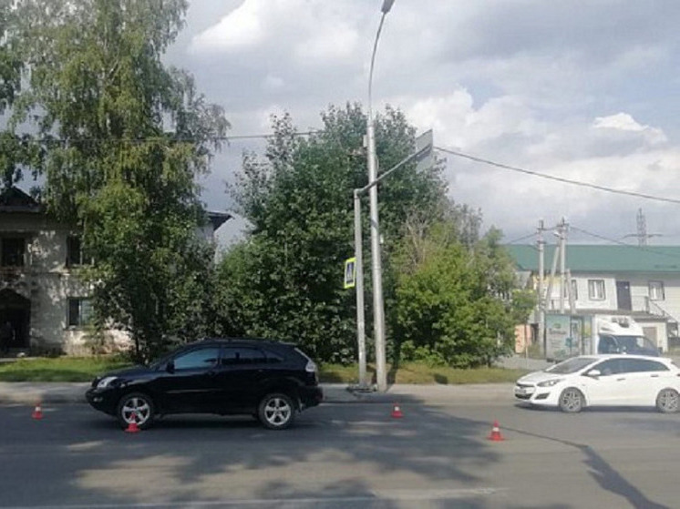 В Новосибирске автомобиль Lexus RX330 сбил юношу на пешеходном переходе