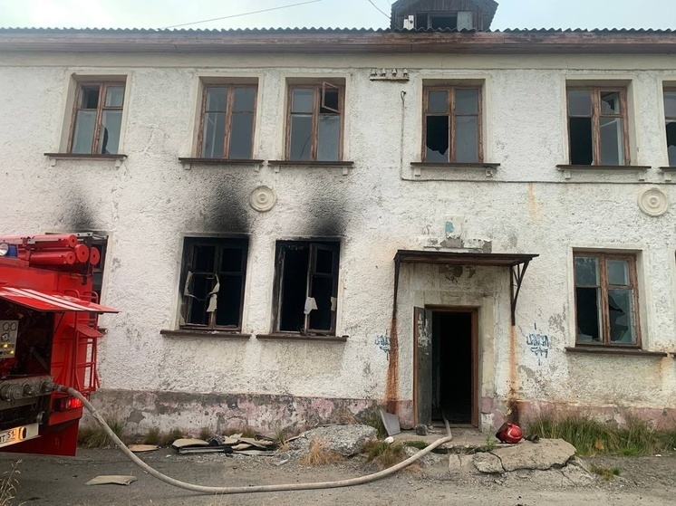В поселке Никель ночью горел нежилой дом