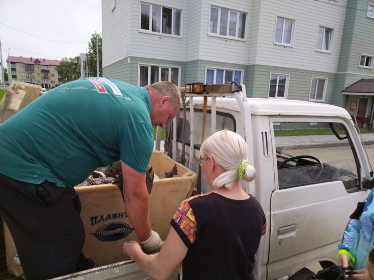 В Смирных раздали больше тонны камбалы и наваги