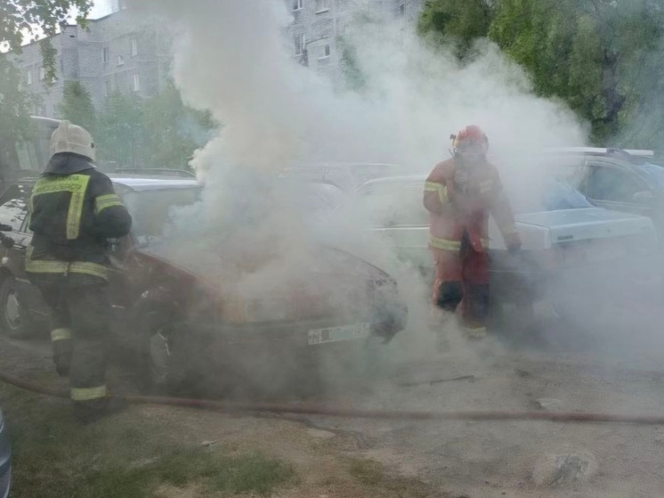 В Умбе горел автомобиль на улице Приморская