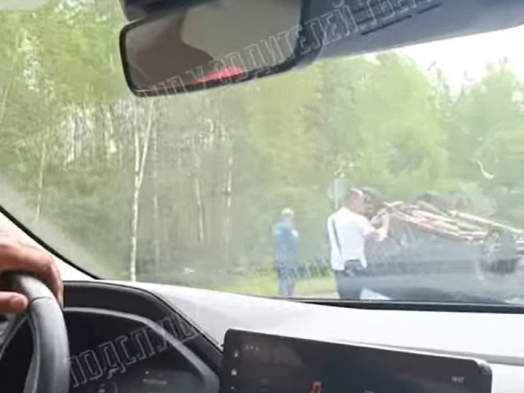 Под Тверью на Бежецком шоссе автомобиль перевернулся на крышу
