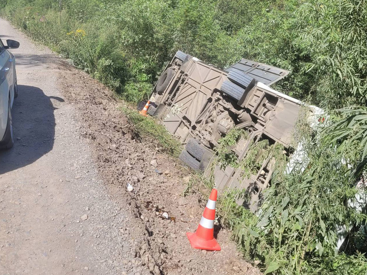 В Красноярском крае автобус съехал в кювет и перевернулся, пострадали более 20 пассажиров