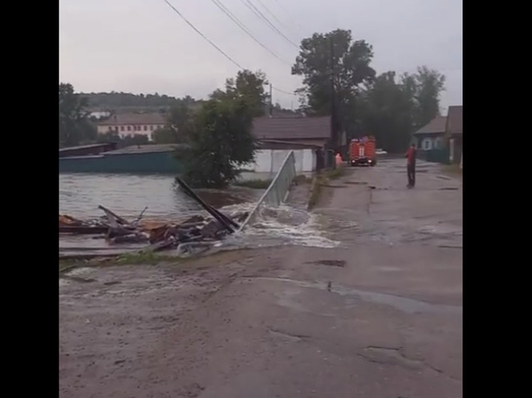 Река разрушила мост в городе Забайкалья