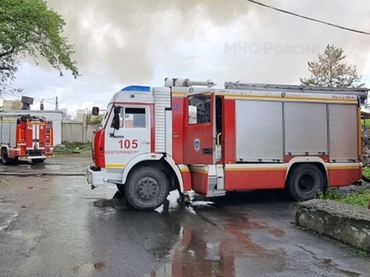 В Екатеринбурге сгорели склады с текстилем