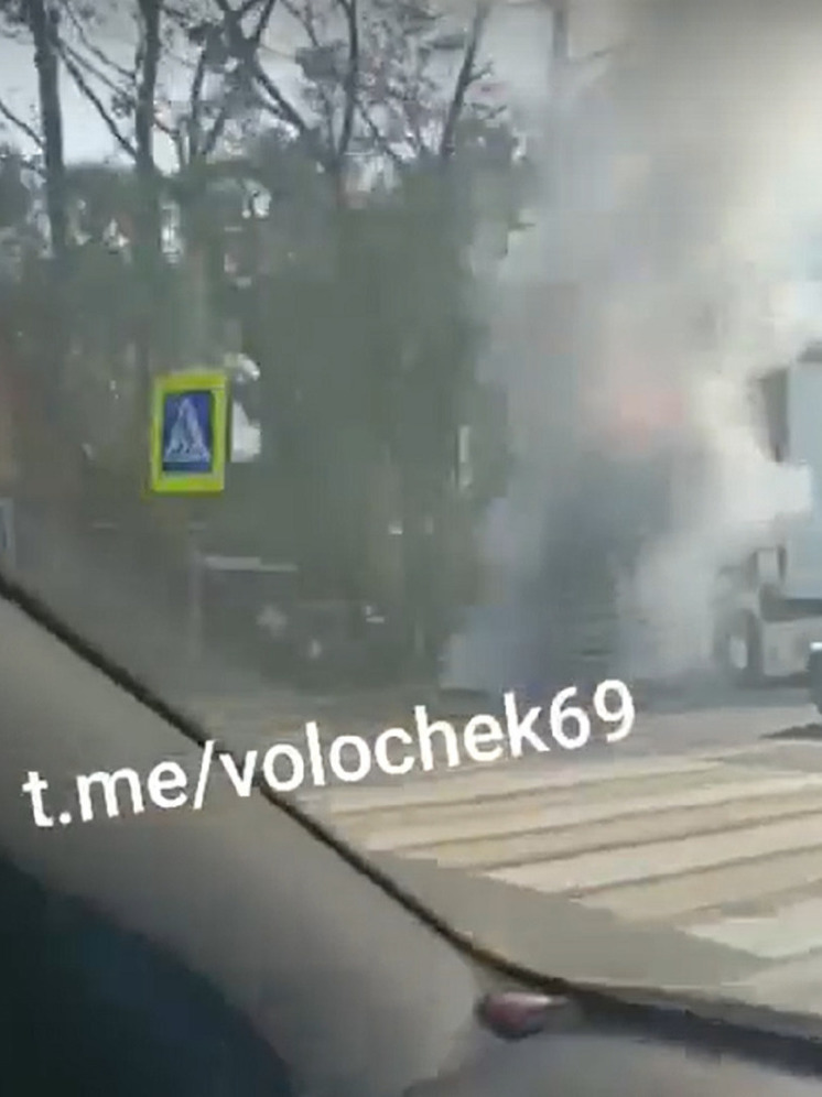 В Тверской области на М-10 горела многотонная фура