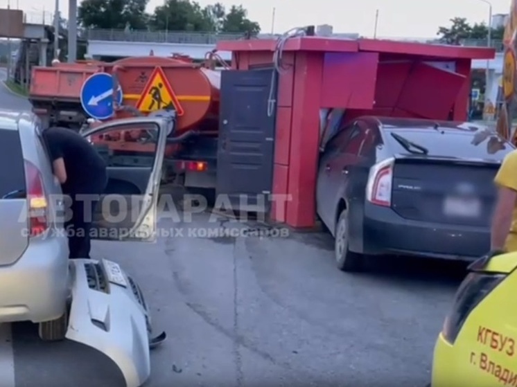 Prius врезался в бытовку дорожных рабочих во Владивостоке