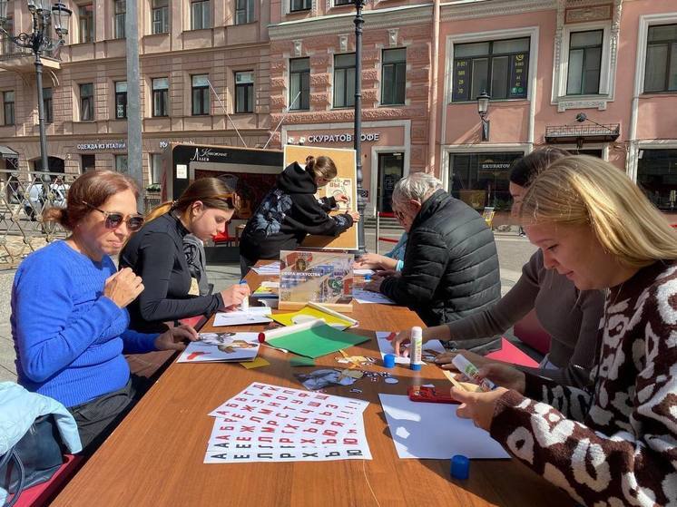 Литературные аллеи на Малой Конюшенной продолжают радовать петербуржцев