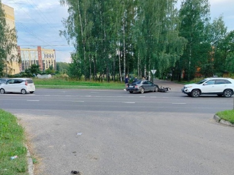 В Костроме не сумели разъехаться водитель иномарки и мотоциклист