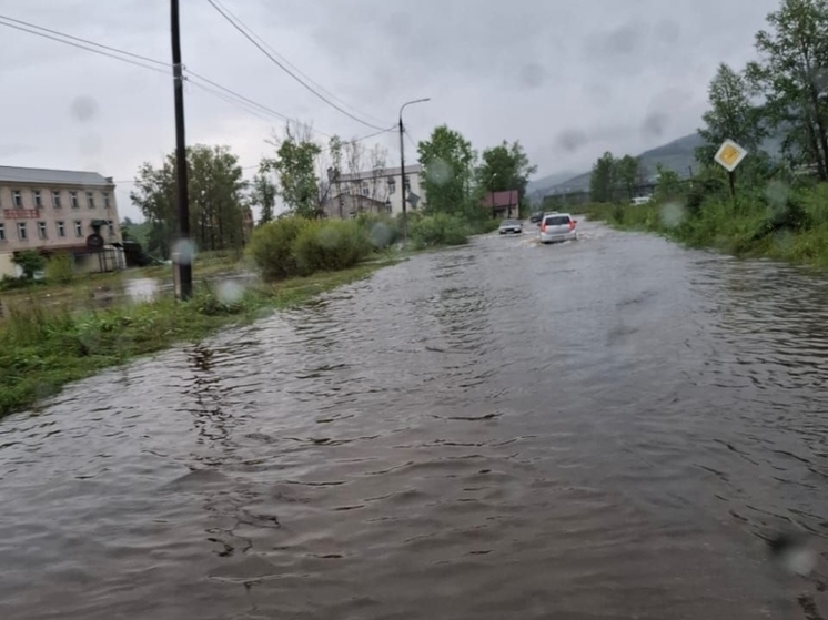 Вода разрушила мост и затопила дорогу в районе Забайкалья