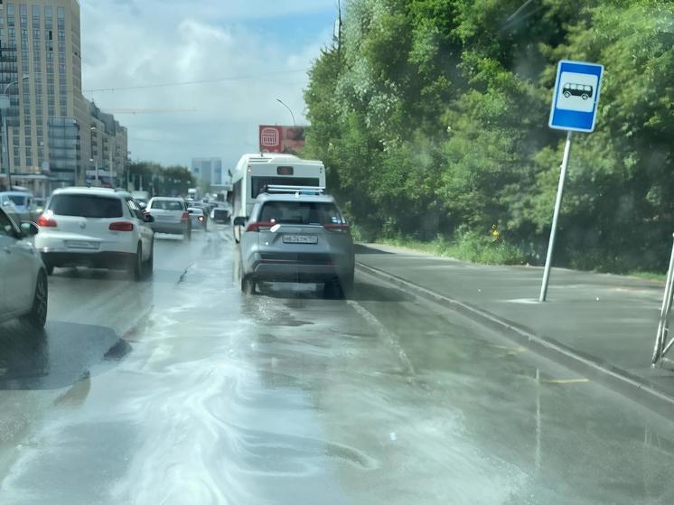 Новосибирцы пожаловались на странный белый осадок в лужах