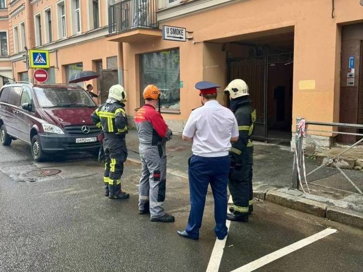 На Петроградской стороне ограничили движение из-за угрозы обрушения здания