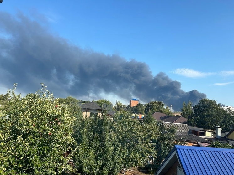 В Азове огромный пожар на складе покрышками тушат около 100 спасателей