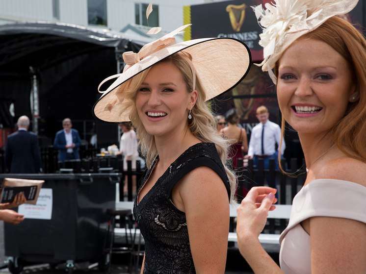 На Женском Дне скачек выбрана лучшая шляпка гостьи