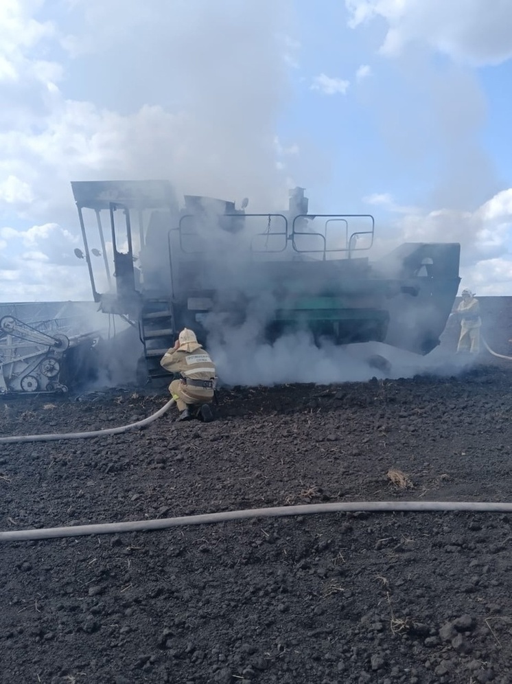 В Курской области в поле горел зерноуборочный комбайн