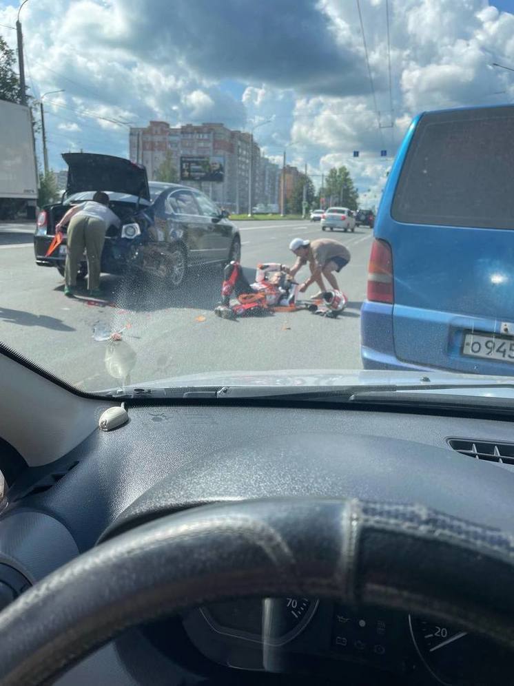 В Костроме в микрорайоне Паново мотоциклист столкнулся с иномаркой