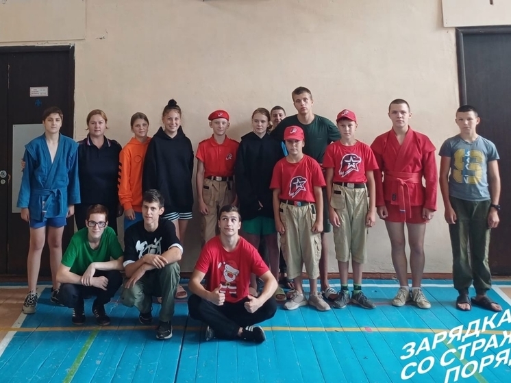 Новгородские полицейские провели спортивный праздник для подшефных подростков
