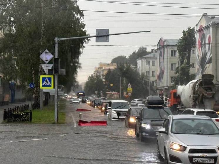 Все ушло под воду: мощный потоп образовался на дороге в Новокузнецке