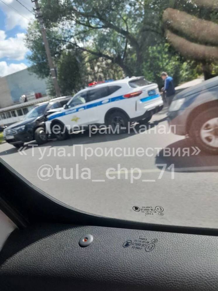 В Туле автомобиль ДПС попал в аварию