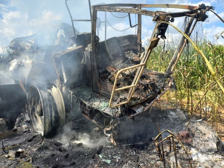 Под Брянском в поле загорелась сельхозтехника