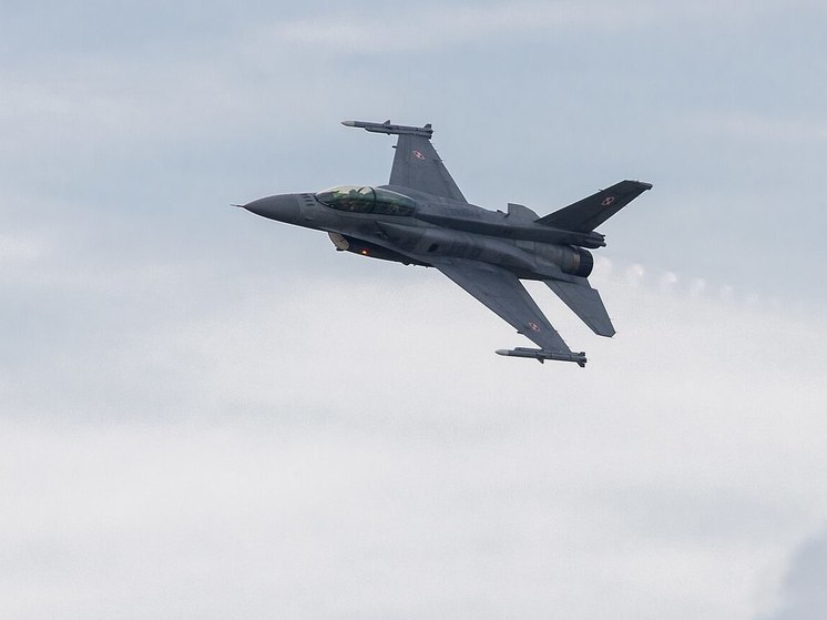 Экс-замглавкома допустил удары по аэродромам базирования F-16 в Польше
