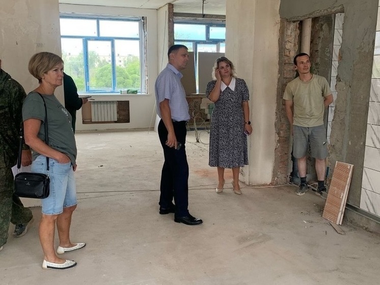 В Новгородской области проверили ход капитального ремонта в школе №1